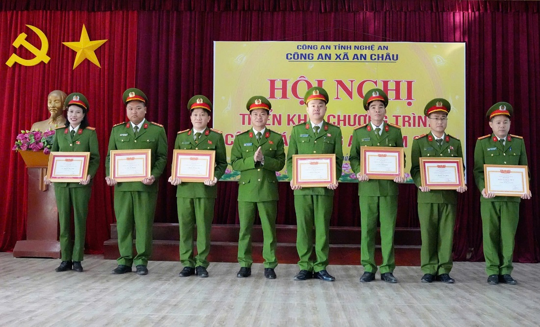 Đồng chí Thượng tá Phạm Thành Long, Ủy viên Ban Thường vụ Đảng ủy, Phó Giám đốc Công an tỉnh trao Bằng khen của Bộ Công an tặng cá nhân