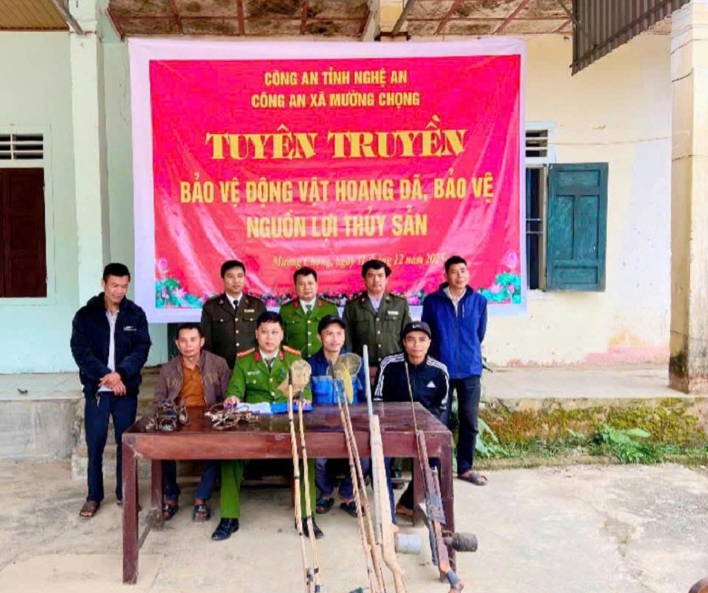 Công an xã vận động người dân giao nộp công cụ đánh bắt