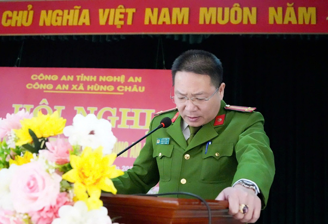 Đồng chí Trung tá Hồ Sỹ Dương, Trưởng Công an xã Hùng Châu phát biểu