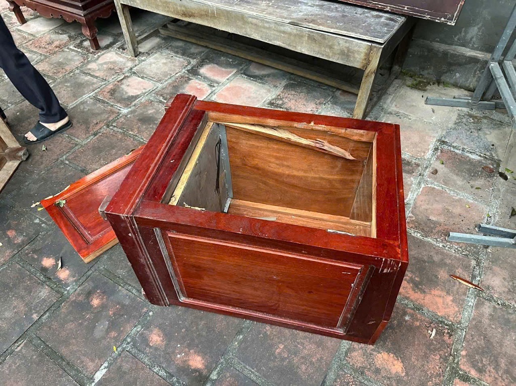 Chiếc hòm công đức bị đối tượng đập phá