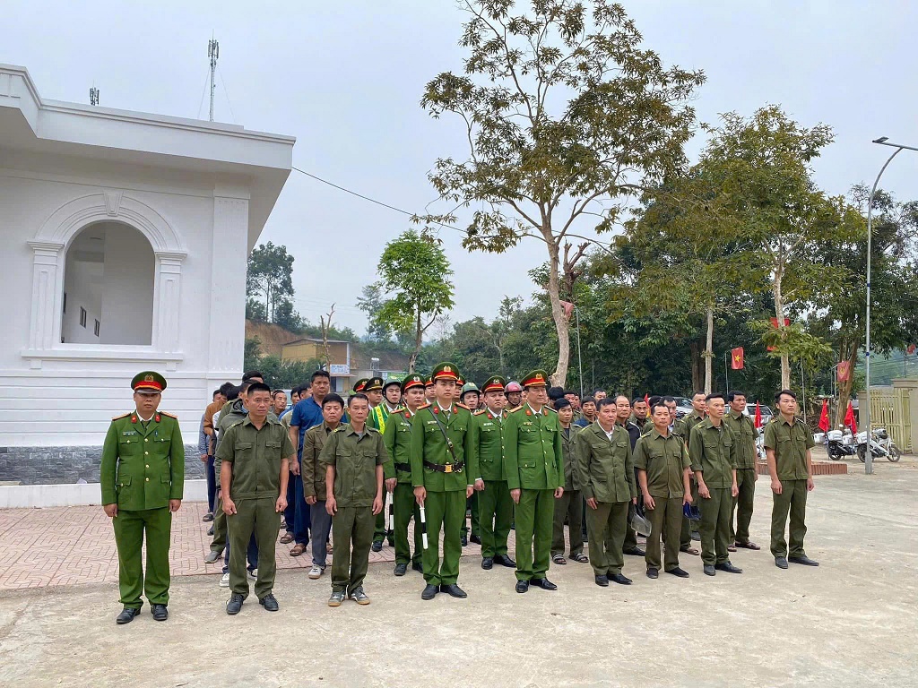 Công an xã tăng cường tuần tra vũ trang