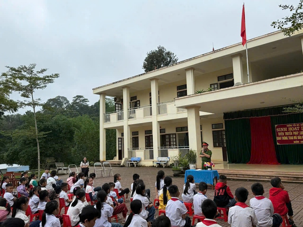 Công an xã tuyên truyền pháp luật đến các em học sinh