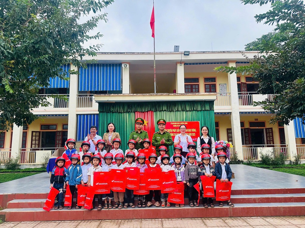 Công an xã tặng quà các em học sinh