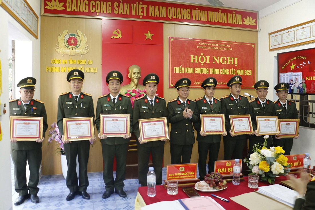 Nhiều tập thể, cá nhân được khen thưởng vì có thành tích xuất sắc trong năm 2025