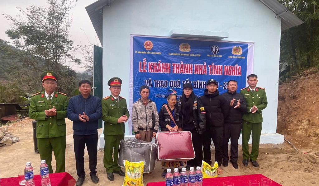 Bàn giao nhà cho 02 hộ gia đình