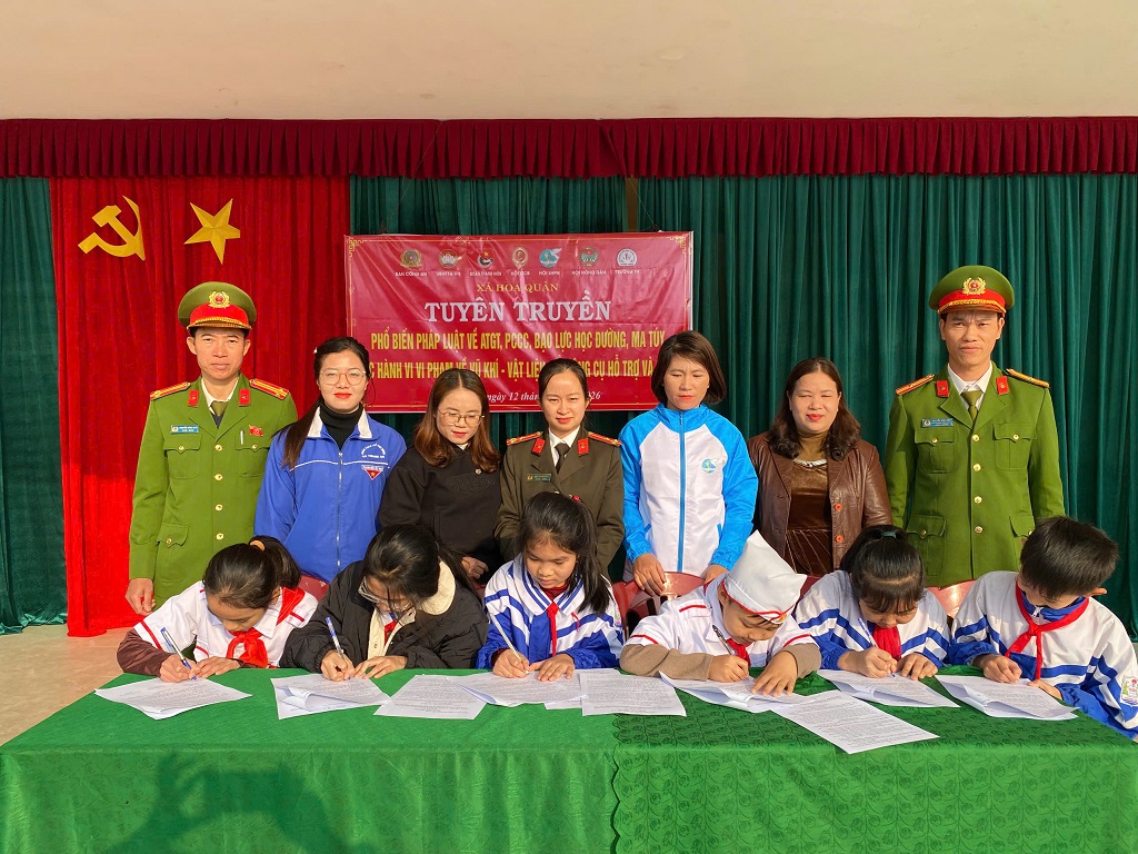 Ký cam kết chấp hành nghiêm pháp luật