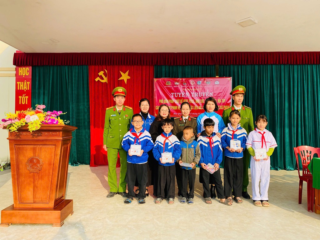 Công an xã tặng quà học sinh có hoàn cảnh khó khăn