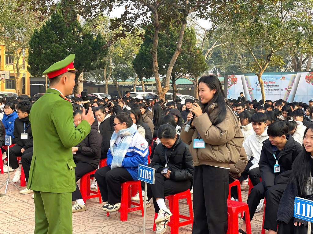 Không khí sôi nổi tại buổi tuyên truyền khi em học sinh hào hứng tìm hiểu, trao đổi các kiến thức pháp luật thiết thực