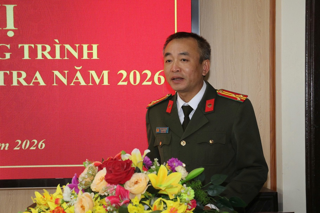 Đồng chí Thượng tá Phan Xuân Vinh, Trưởng phòng An ninh điều tra phát biểu tại Hội nghị