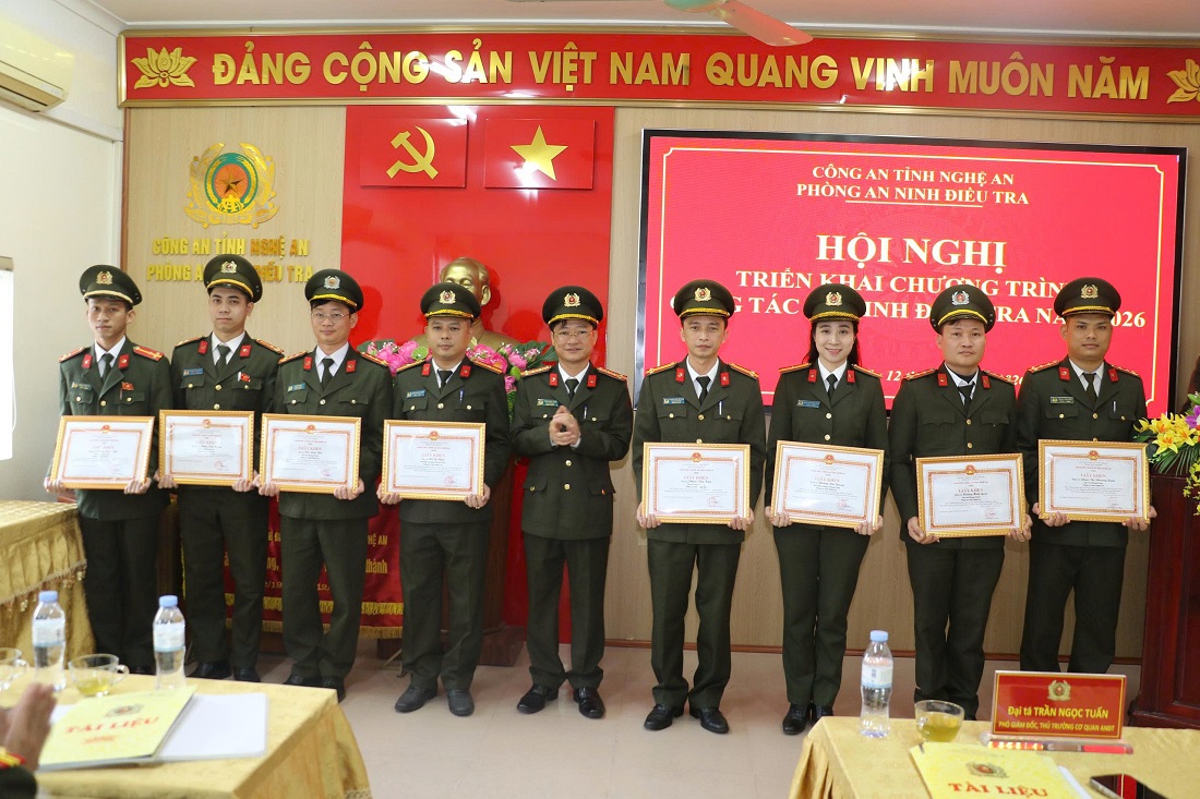 Nhiều tập thể, cá nhân được khen thưởng vì có thành tích xuất sắc trong năm 2025