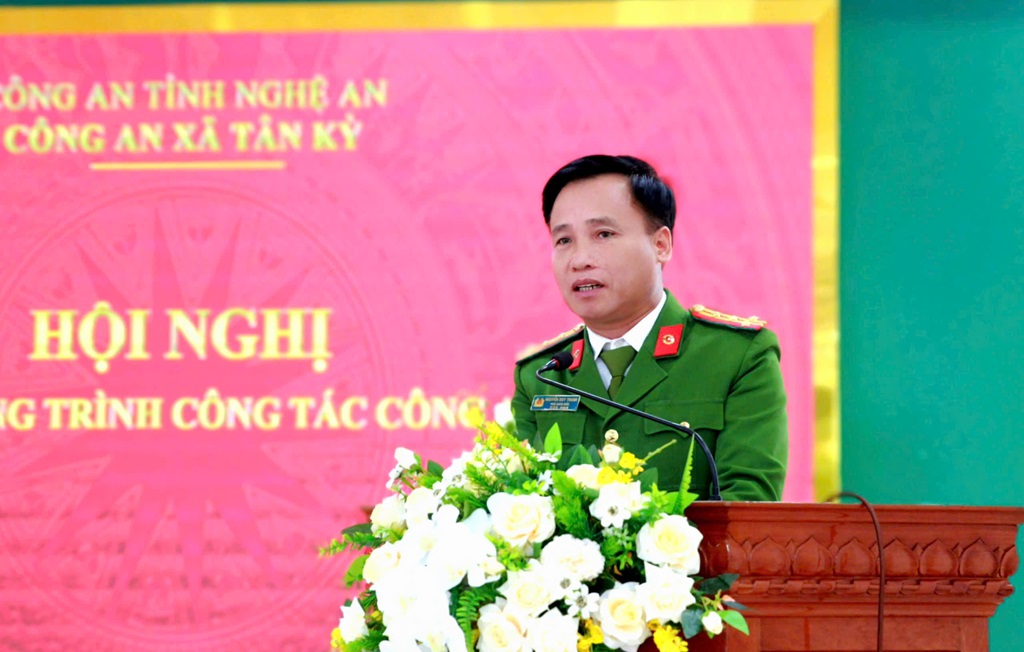 Đồng chí Đại tá Nguyễn Duy Thanh, Ủy viên Ban Thường vụ Đảng ủy, Phó Giám đốc Công an tỉnh phát biểu chỉ đạo tại Hội nghị