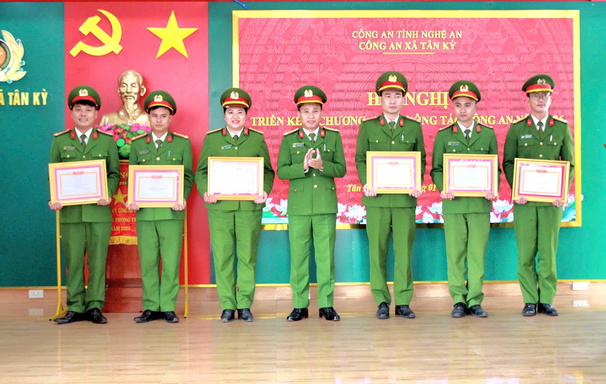 Trao thưởng tập thể và cá nhân có thành tích xuất sắc