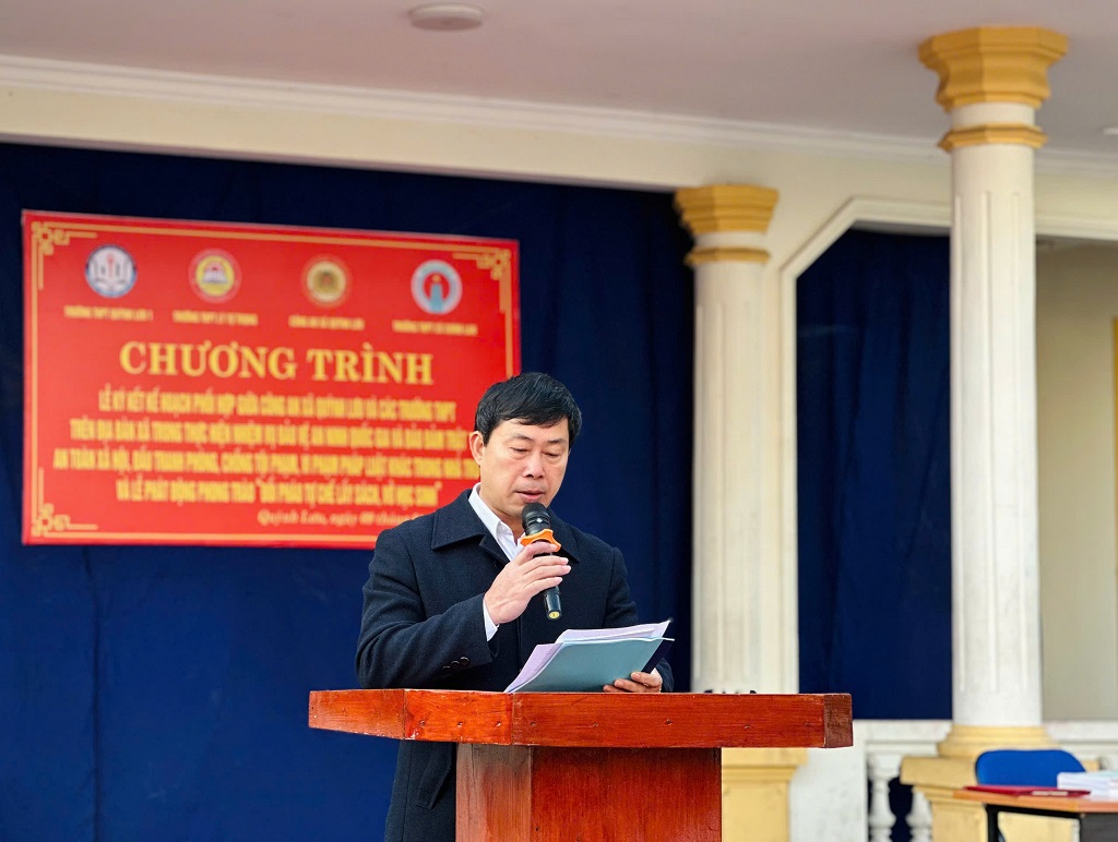 Đại diện Nhà trường phát biểu 