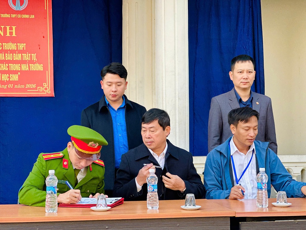 Công an xã phối hợp cùng nhà trường ký cam kết