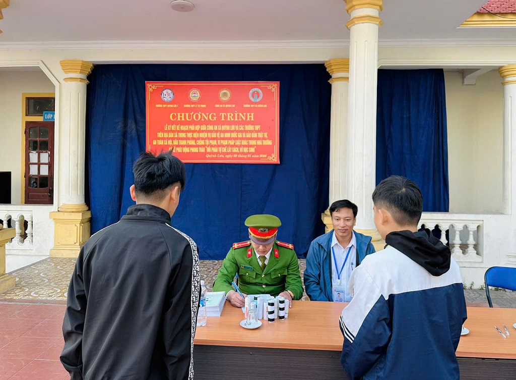 Công an xã vận động học sinh giao nộp pháo tự chế lấy sách, vở