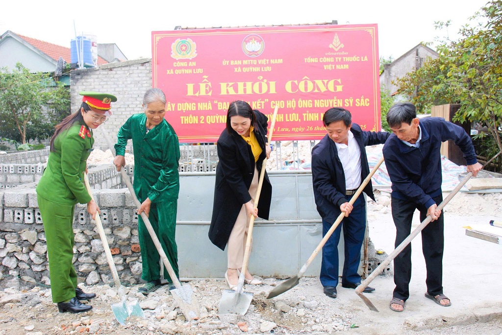 Công an xã tiến hành động thổ xây dựng các căn nhà