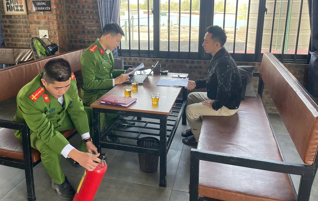 Công an xã hướng dẫn người dân chấp hành các quy định của pháp luật PCCC