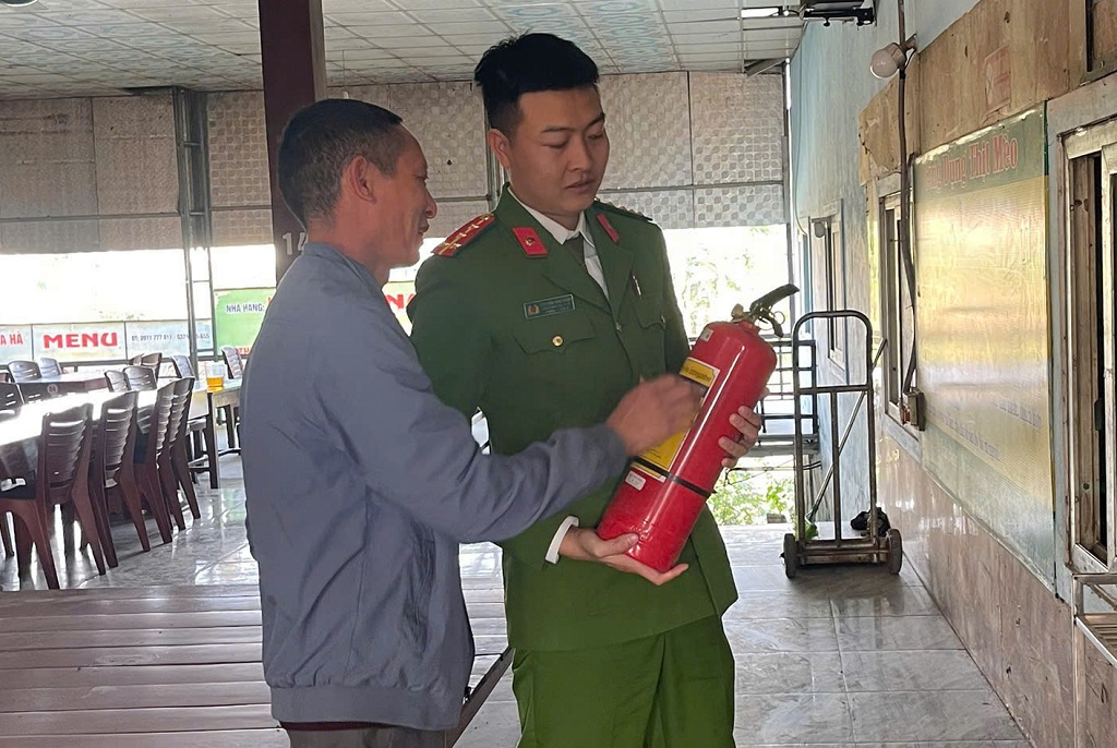 Công an xã hướng dẫn người dân kiểm tra thiết bị PCCC