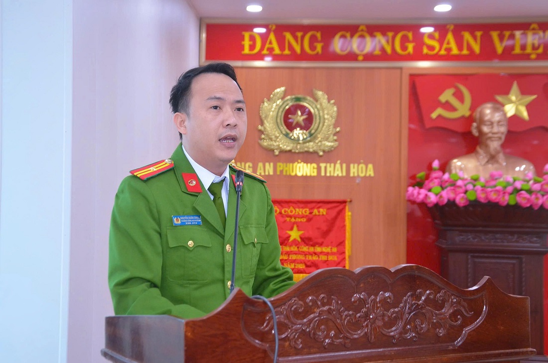 Đồng chí Thiếu tá Nguyễn Xuân Chung, Trưởng Công an phường Thái Hòa phát biểu tại Hội nghị