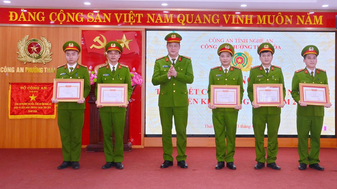 Khen thưởng cá nhân có thành tích xuất sắc