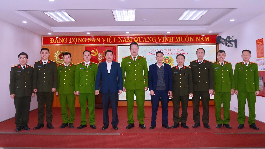 Đại biểu chụp ảnh lưu niệm