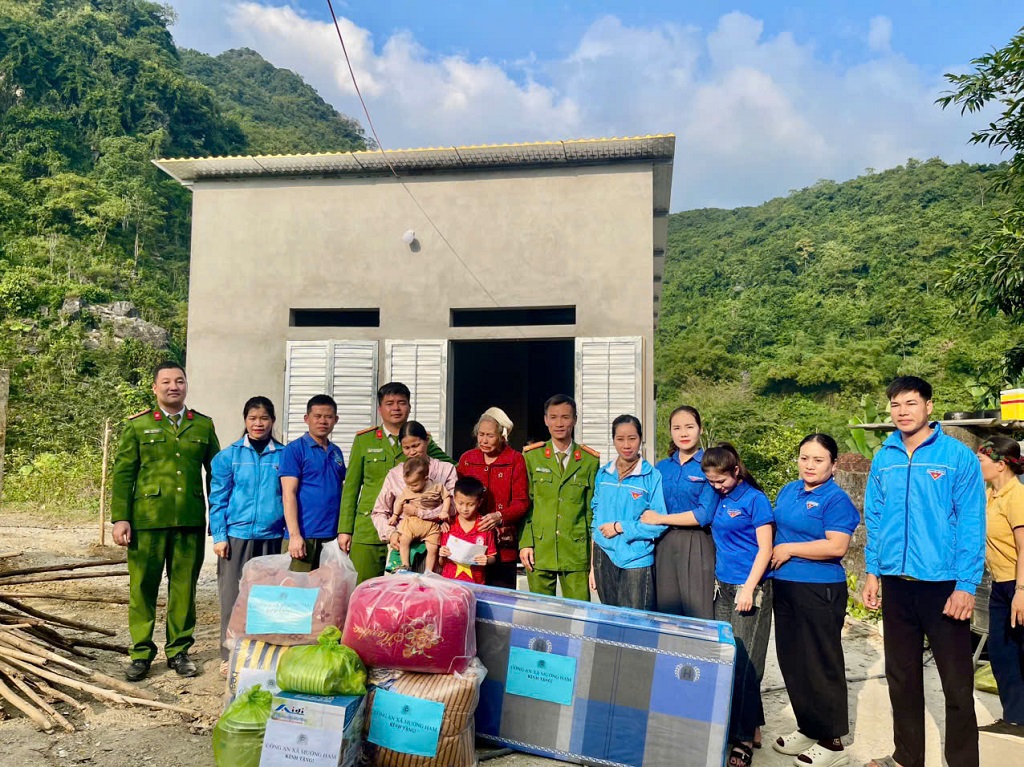Công an xã trao quà đến gia đình chị Tô Thị Thanh Nga