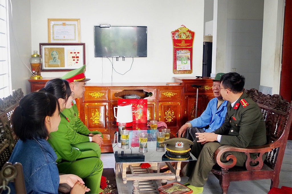 Đoàn công tác thăm và tặng quà  đến với các thương binh, CCB