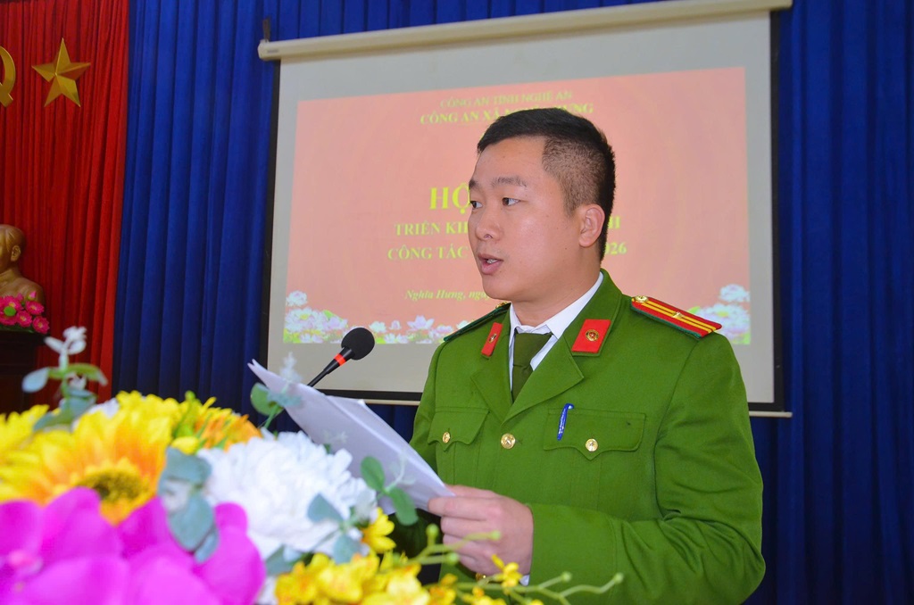 Đồng chí Thiếu tá Nguyễn Văn Vượng – Trưởng Công an xã Nghĩa Hưng phát biểu tại Hội nghị