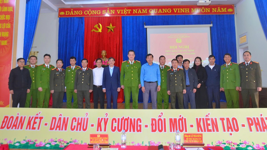 Đại biểu chụp ảnh lưu niệm