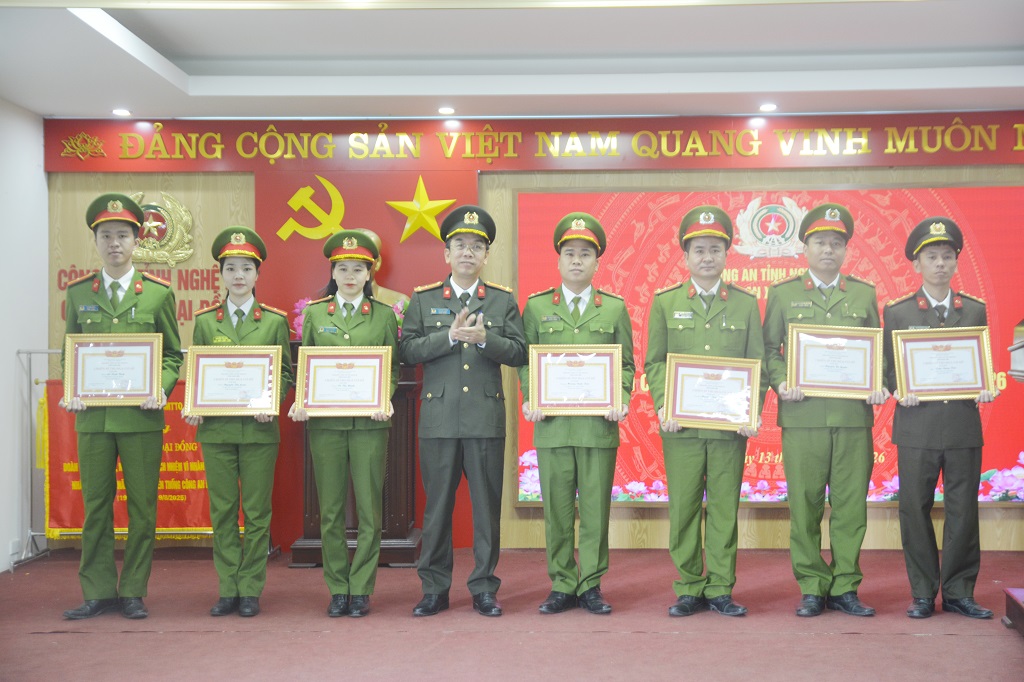 Đồng chí Thượng tá Tạ Đình Tuấn, Trưởng phòng Hậu cần Công an tỉnh trao khen thưởng tặng cá nhân có thành tích xuất sắc