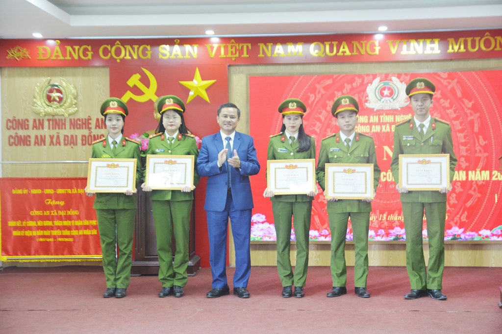 Các đồng chí: Trình Văn Nhã, Bí thư Đảng ủy, Chủ tịch HĐND xã và Trần Thanh Nga, Phó Bí thư Đảng ủy, Chủ tịch UBND xã trao khen thưởng tặng tập thể và cá nhân có thành tích xuất sắc 