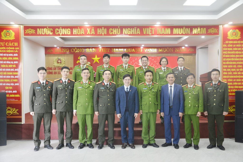 Đại biểu chụp ảnh lưu niệm