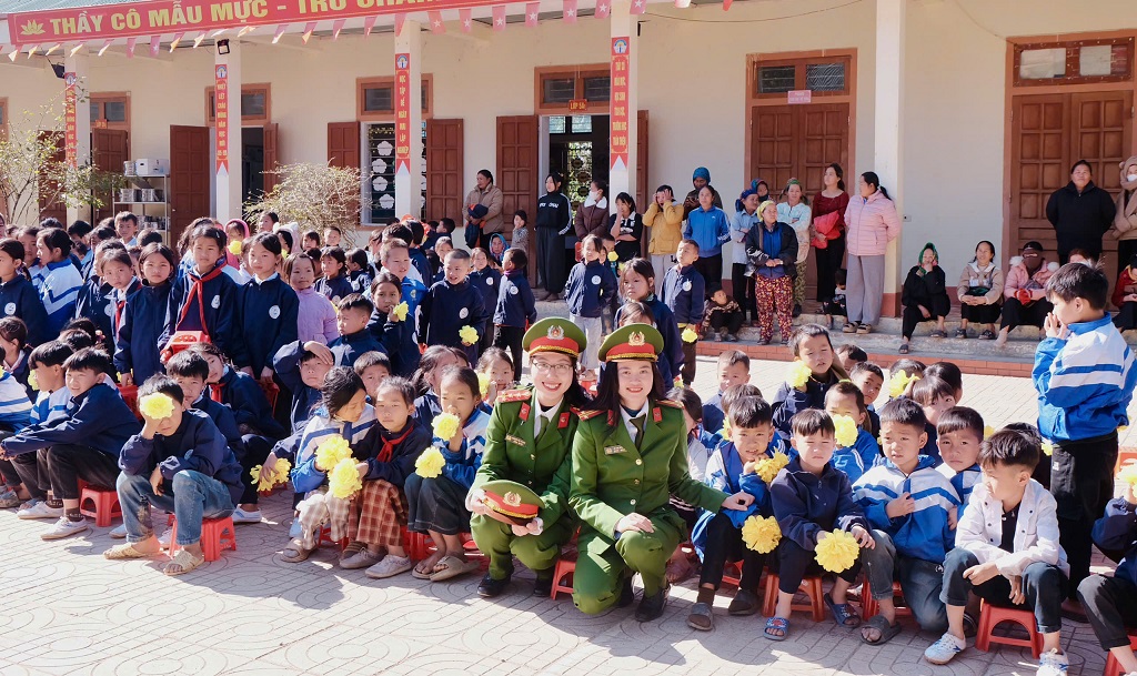 500 suất quà được Công an phường Vinh Phú trao tận tay người dân xã Huồi Tụ