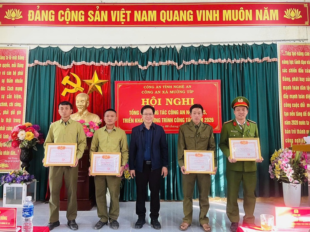 Khen thưởng tập thể, cá nhân có thành tích xuất sắc