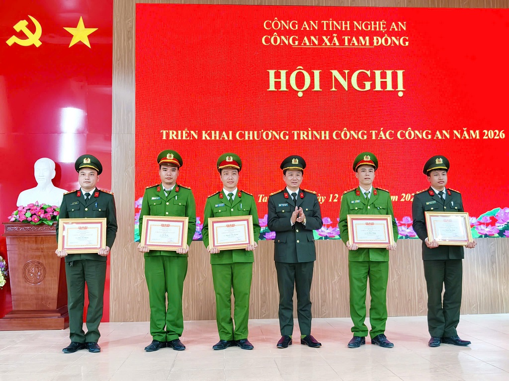 Trao khen thưởng cá nhân có thành tích xuất sắc 