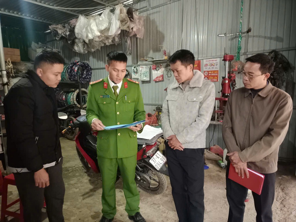 Công an xã Keng Đu kiểm tra bảo đảm an toàn PCCC tại ki-ốt, điểm kinh doanh