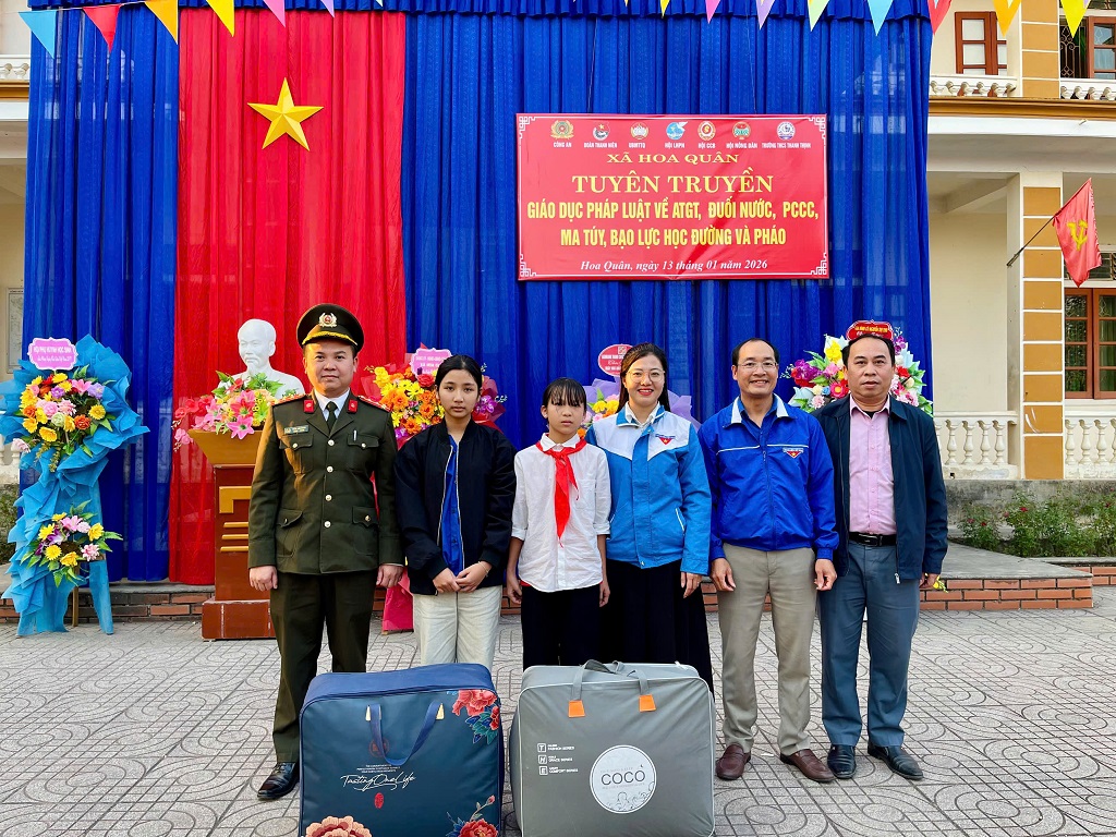 Trao chăn ấm tặng học sinh có hoàn cảnh khó khăn 