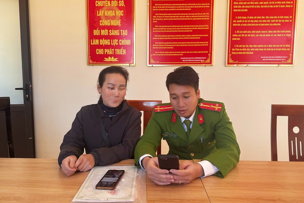 Công an xã kịp thời giải thích, hướng dẫn chị C. không làm theo yêu cầu của đối tượng lừa đảo
