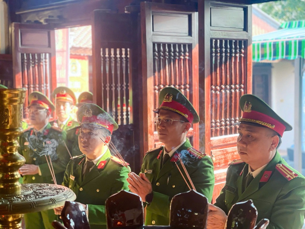 Cán bộ, chiến sĩ Công an phường Vinh Phú dâng hoa, dâng hương tưởng niệm đồng chí Trần Quốc Hoàn 