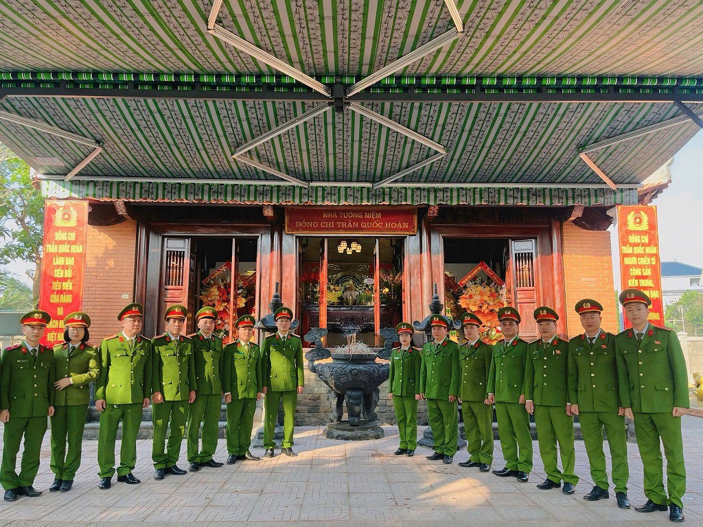 Công an phường chụp ảnh lưu niệm