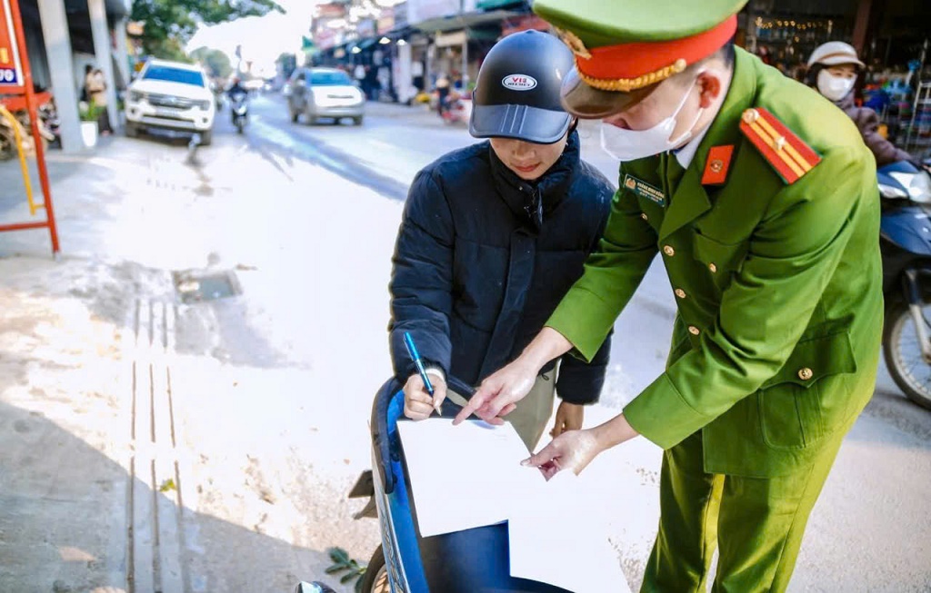 Người dân kí cam kết không lấn chiếm hàng lang an toàn giao thông