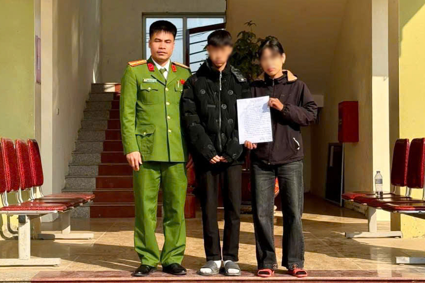 Công an xã bàn giao cháu K cho gia đình