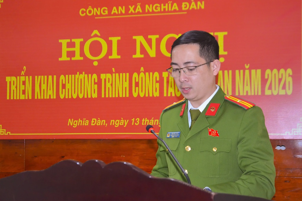 Đồng chí Thiếu tá Bùi Đức Phúc – Trưởng Công an xã Nghĩa Đàn phát biểu tại Hội nghị