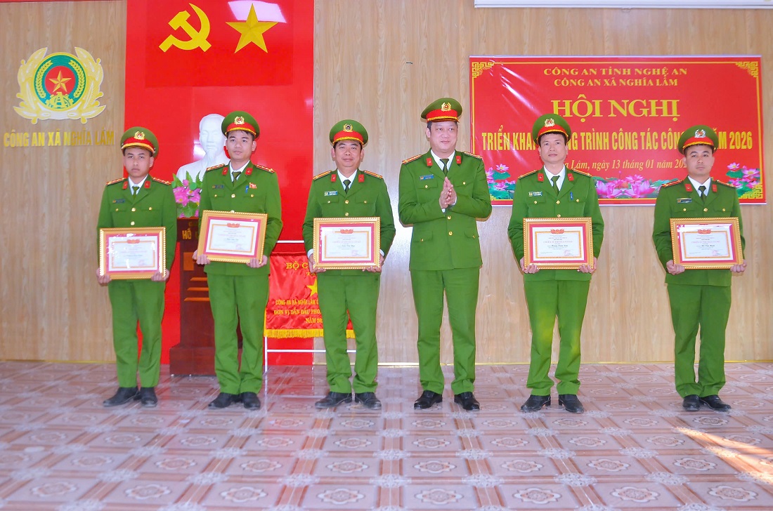 Trao thưởng tập thể và cá nhân có thành tích xuất sắc