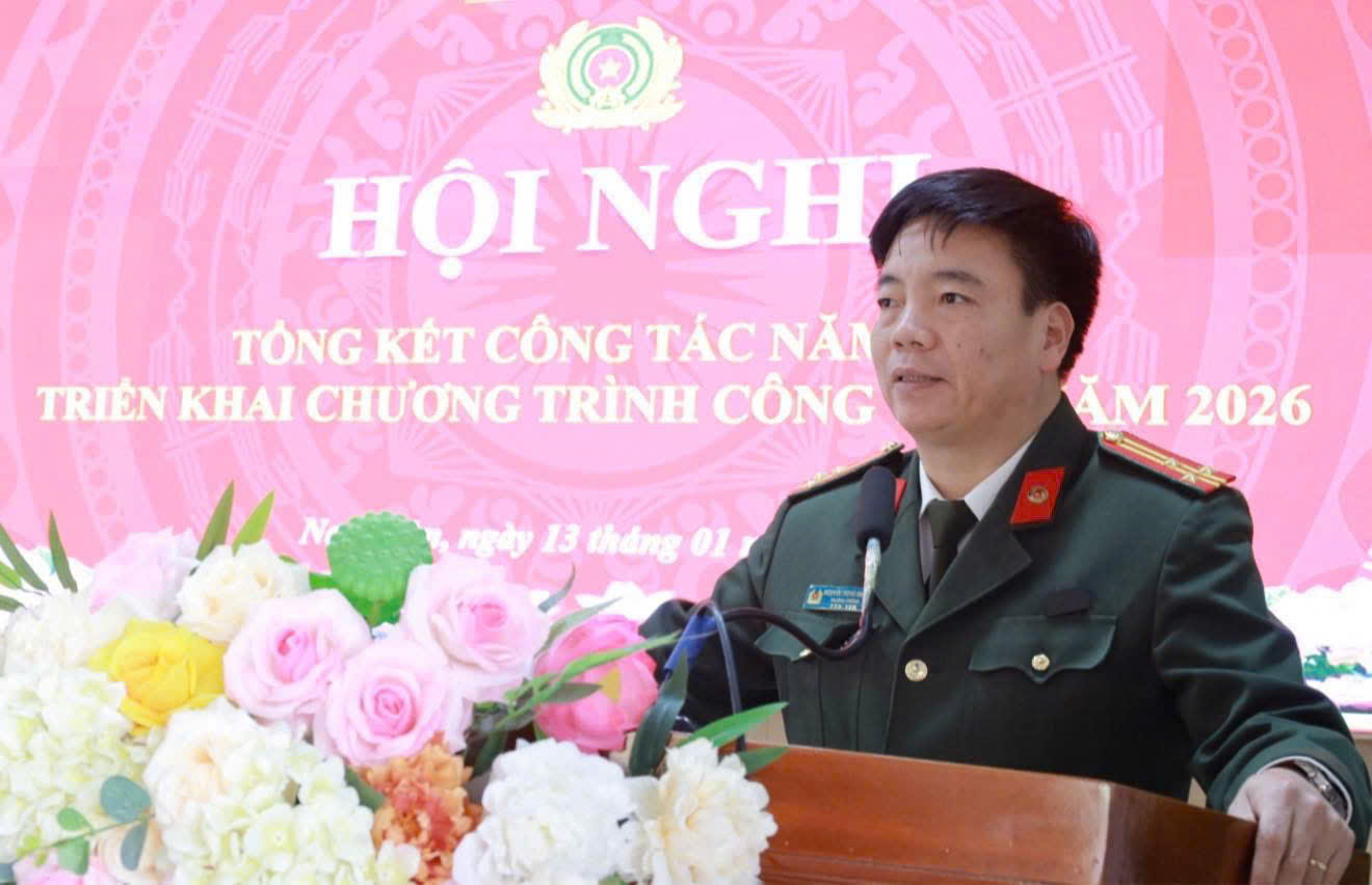 Đồng chí Thượng tá Nguyễn Trọng Khanh, Trưởng phòng Công tác chính trị Công an tỉnh phát biểu tại Hội nghị