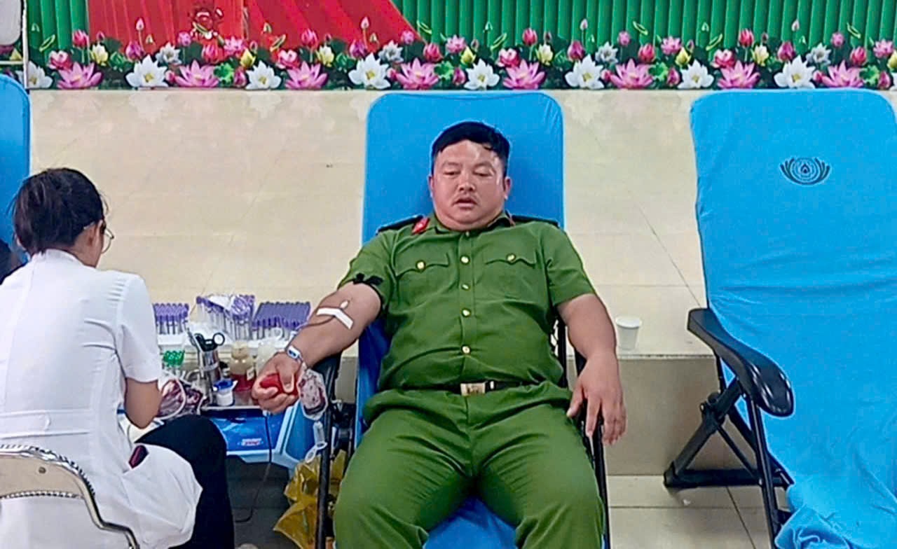 Đại úy Đậu Xuân Khoa tham gia hiến máu tình nguyện