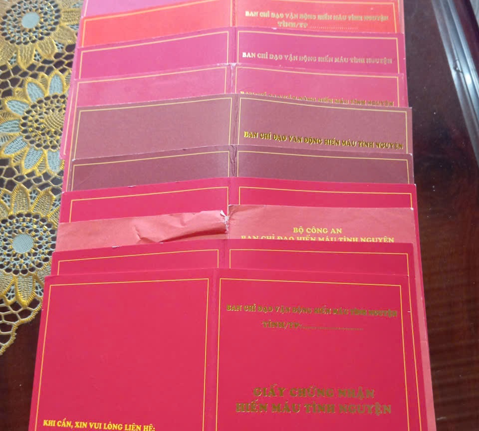 Giấy chứng nhận hiến máu tình nguyện của Đại úy Đậu Xuân Khoa