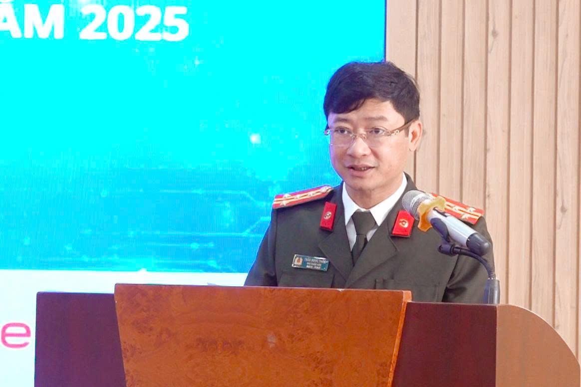 Đại tá Trần Ngọc Tuấn, Phó Giám đốc Công an tỉnh, Trưởng Ban Tổ chức phát biểu khai mạc chương trình