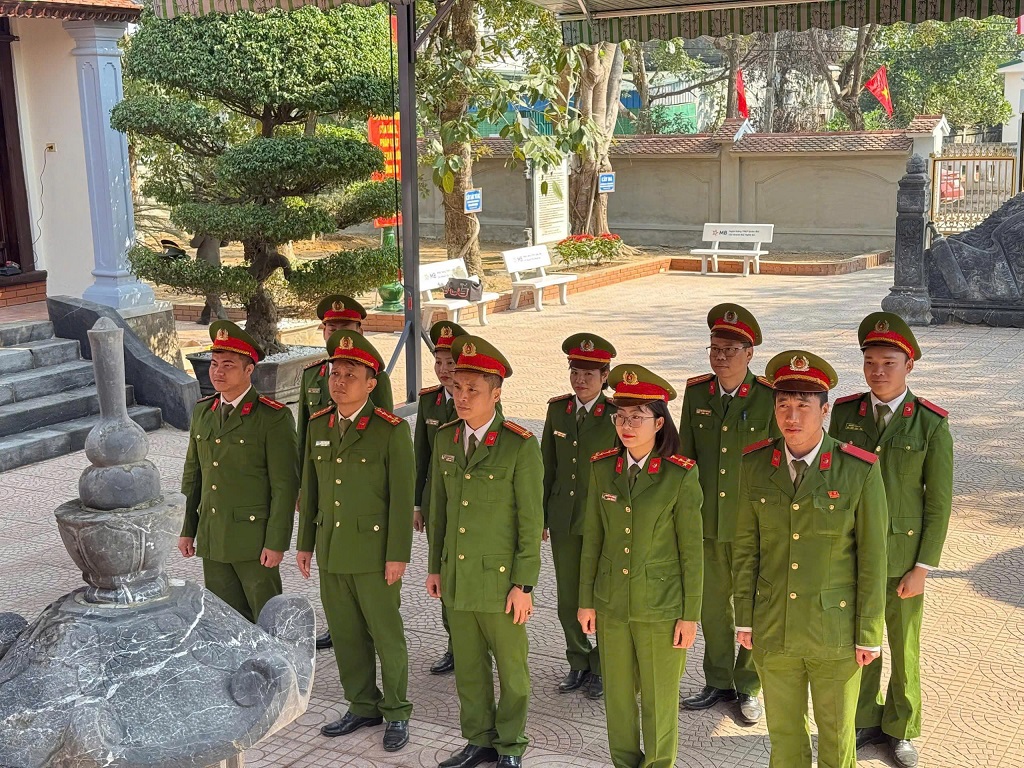 Công an xã Vạn An dâng hoa, dâng hương tưởng niệm đồng chí Trần Quốc Hoàn