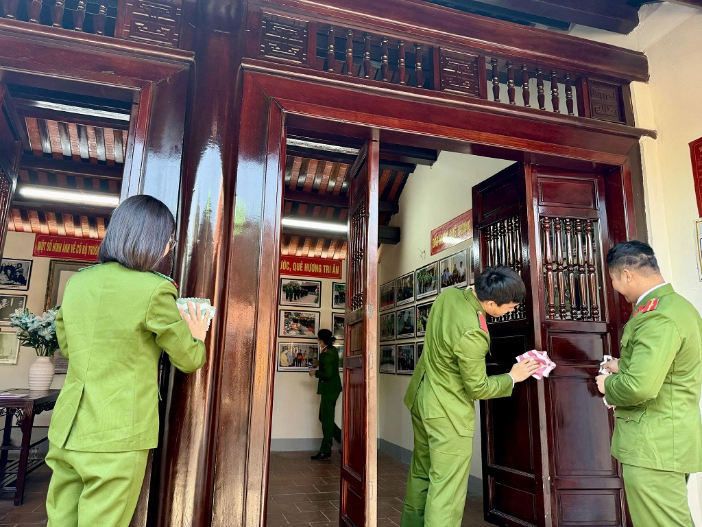 Trước đó, Chi đoàn Thanh niên, Chi hội Phụ nữ Công an xã dọn dẹp vệ sinh, chỉnh trang khuôn viên Nhà tưởng niệm